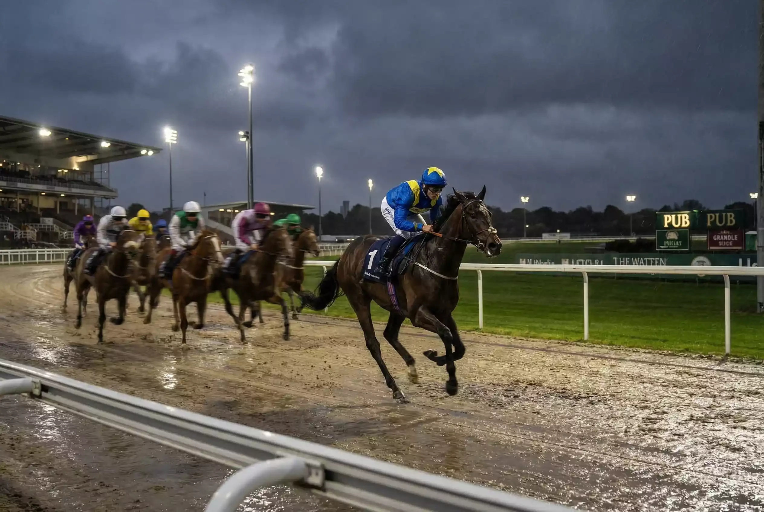 Favourite horse leading the pack around the final bend at Wolverhampton